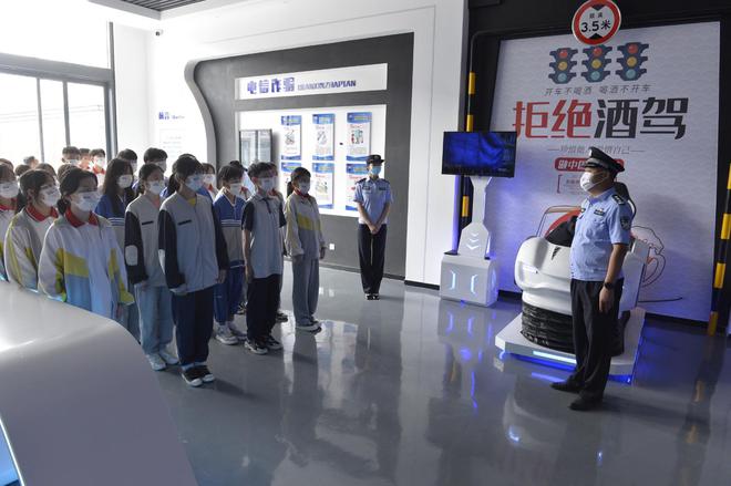 上好第一课！台儿庄泥沟派出所组织学生开展警营安防体验活动IM电竞 IM电竞平台(图1)