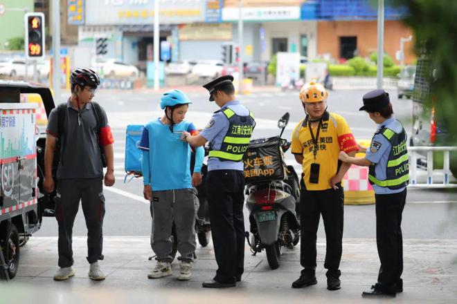 IM电竞 IM电竞平台百日行动丨周鼎晨：没有瓶颈的“反诈宣传先锋”辖区安防“大主角”(图4)
