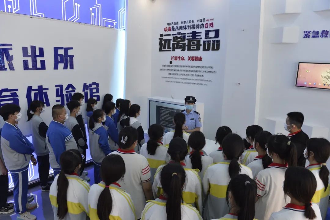 【开学第一课】台儿庄区公安分局泥沟派出所组织学生开展警营安防体验活动IM电竞 IM电竞平台(图2)