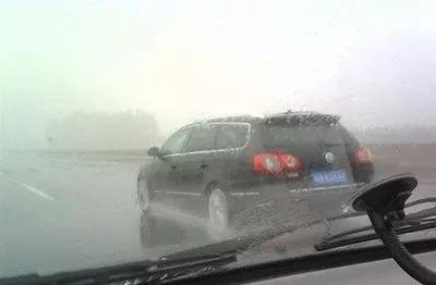 IM电竞 电子竞技平台百日行动·安防宝典丨暴雨中出行这些技巧关键时能救命(图1)