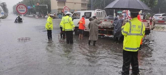 IM电竞 电子竞技平台百日行动·安防宝典丨暴雨中出行这些技巧关键时能救命(图6)