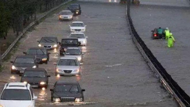 IM电竞 电子竞技平台百日行动·安防宝典丨暴雨中出行这些技巧关键时能救命(图5)