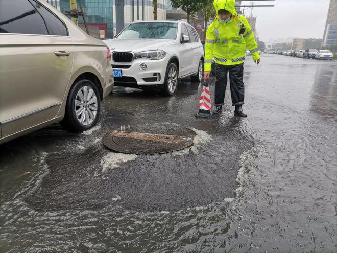 IM电竞 电子竞技平台百日行动·安防宝典丨暴雨中出行这些技巧关键时能救命(图2)