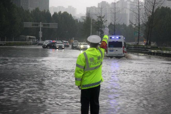 IM电竞 电子竞技平台百日行动·安防宝典丨暴雨中出行这些技巧关键时能救命(图4)