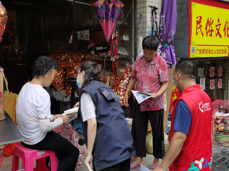 IM电竞 电子竞技平台莲塘街道坳下社区开展反及宗教政策法规宣传活动(图2)