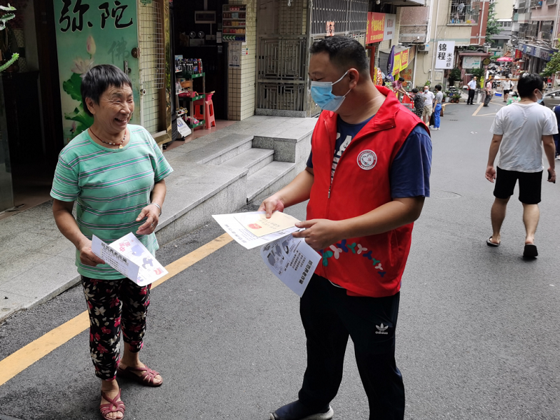 IM电竞 电子竞技平台莲塘街道坳下社区开展反及宗教政策法规宣传活动(图1)