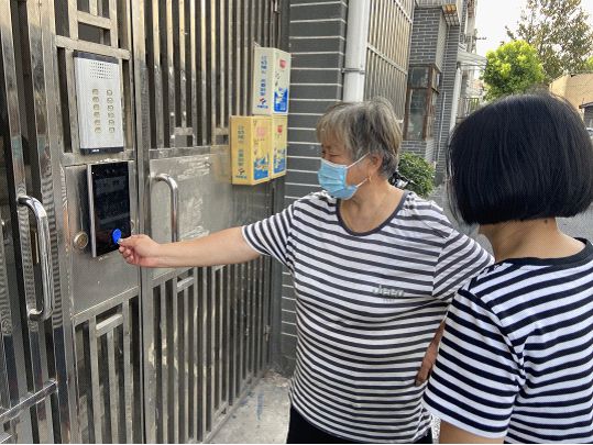小门禁大智慧“智能安防”让群众安全IM电竞 IM电竞平台感满满(图1)