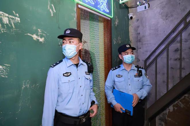 IM电竞 IM电竞app国庆安保一线传真 一起来看看警察蜀黍如何进行节前安全检查(图4)