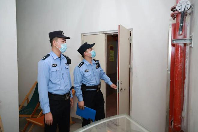 IM电竞 IM电竞app国庆安保一线传真 一起来看看警察蜀黍如何进行节前安全检查(图7)
