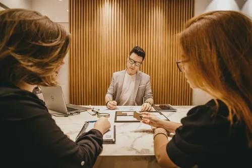IM电竞 电子竞技平台国际商务毕业后轻松进入500强的踏板！走向社会尖端的阶梯！(图5)