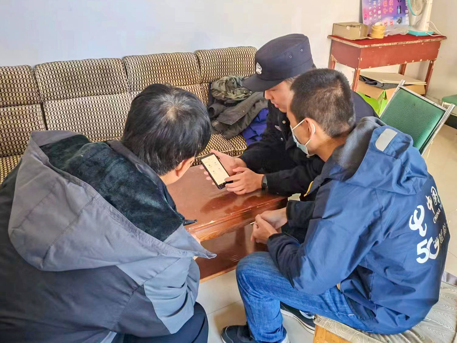民警助力安防建设 打造“智慧平安社IM电竞 IM电竞平台区”(图1)