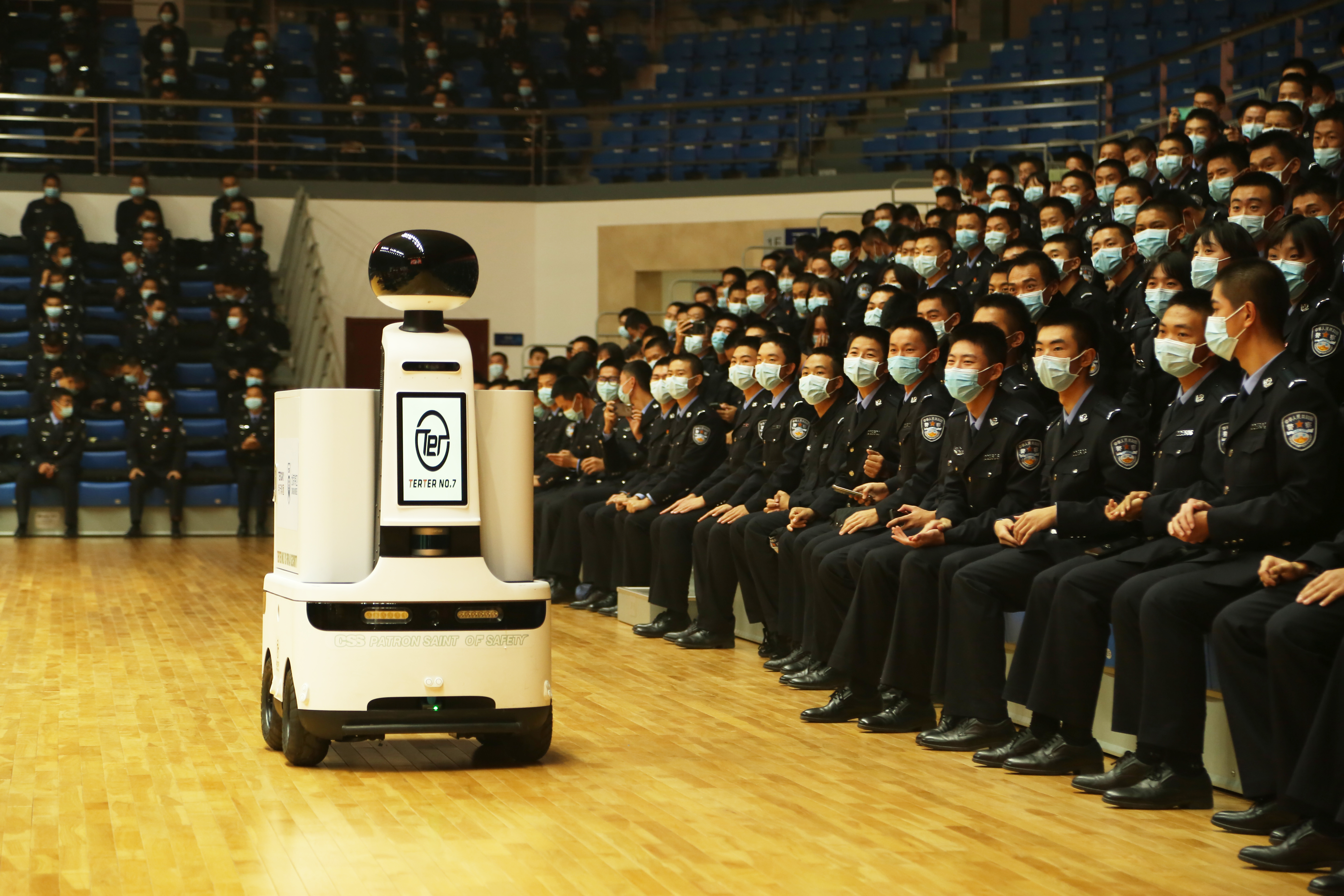 IM电竞 IM电竞app特巡安防机器人特别见证中国人民公安大学第三届（TBM杯）武术搏击争霸赛(图1)