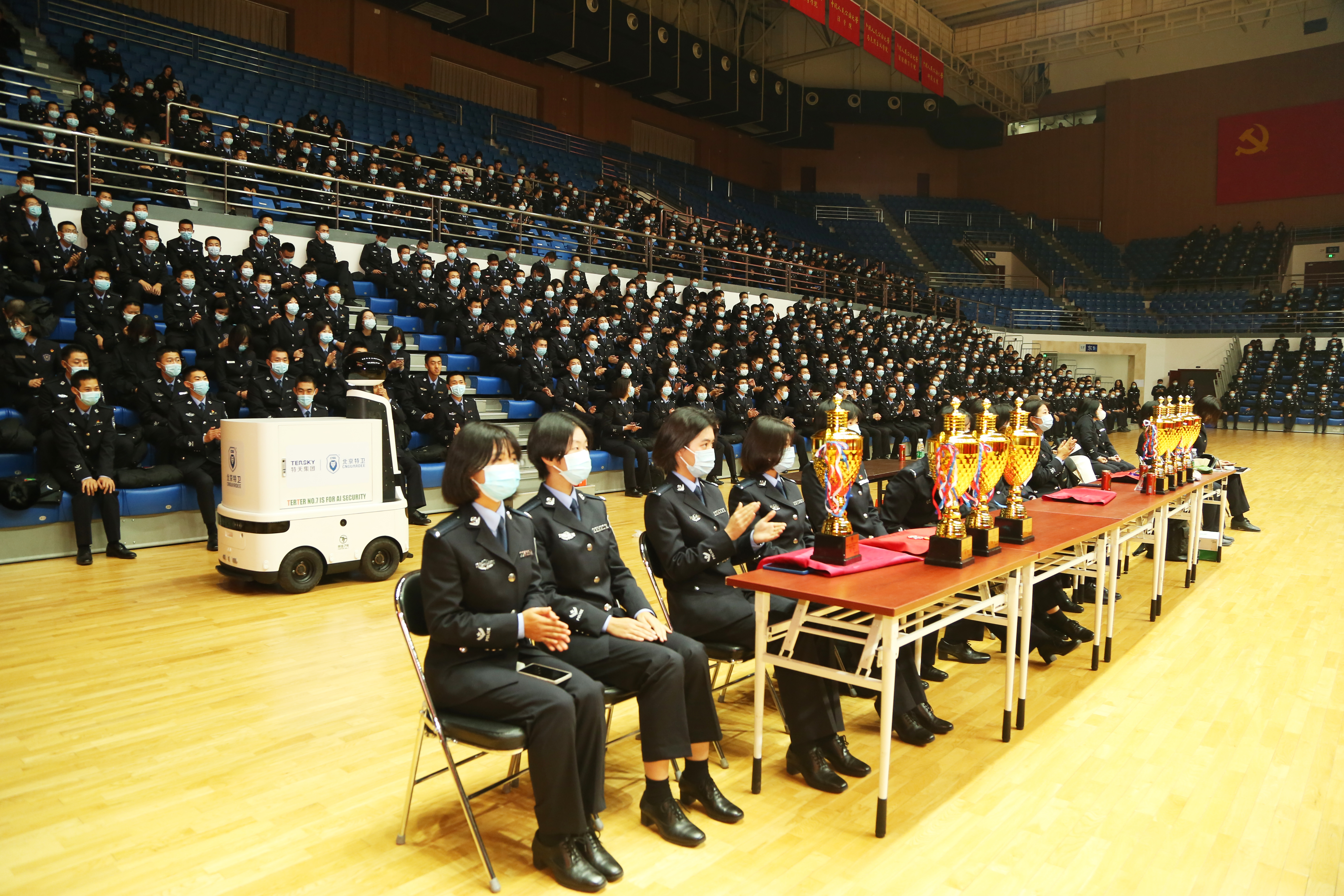 IM电竞 IM电竞app特巡安防机器人特别见证中国人民公安大学第三届（TBM杯）武术搏击争霸赛(图3)
