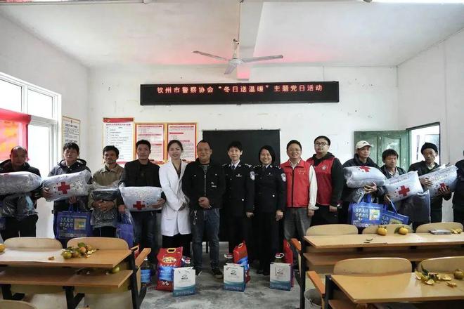 钦州市警察协会到明天IM电竞 电子竞技平台村委开展“冬日送温暖”主题日活动(图1)