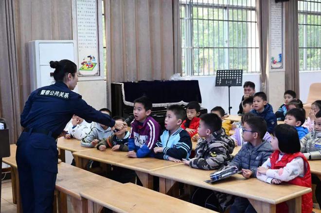 IM电竞 IM电竞平台“平安来敲门” 校园主题安防课走进凤翔路小学(图3)