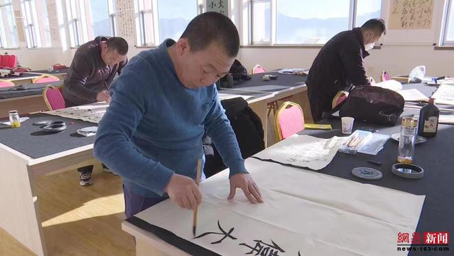 保定涞源：书法协会会员挥毫书写“的二十大金句”IM电竞 IM电竞平台(图1)