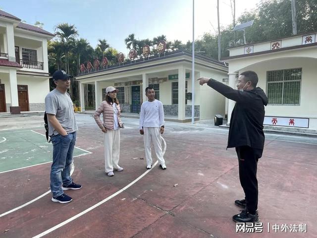 IM电竞 电子竞技平台儿童安防主题电影”编剧导演到海南保亭采风(图1)