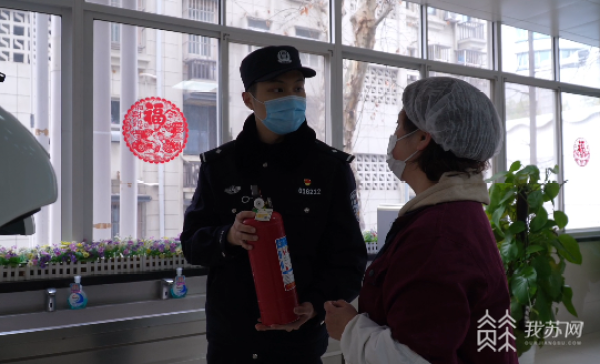 IM电竞 IM电竞app守好入校第一道关 南京鼓楼警方对校园安防进行全面检查(图2)