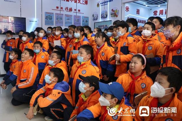 “大手拉小手反诈在行IM电竞 电子竞技平台动”——山海天派出所组织学生走进安防体验馆开展“沉浸式”安防体验(图2)