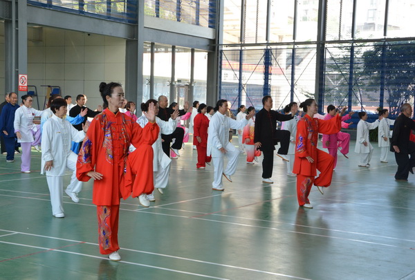 曲靖市IM电竞 电子竞技平台老年人体育协会举行2023年太极拳展演(图2)