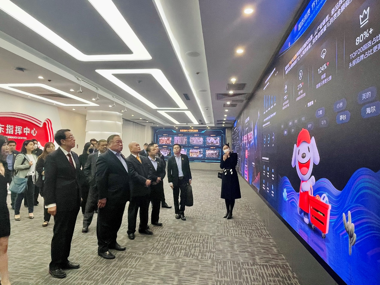 IM电竞 电子竞技平台马来西亚旅游、艺术和文化部长到访京东 京东超市国家馆将上线马来西亚旅游产品(图3)