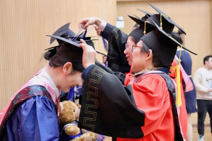 上海对外经贸大学国际商务外语学院举行2023届研究生学位授予仪式IM电竞 电子竞技平台(图5)