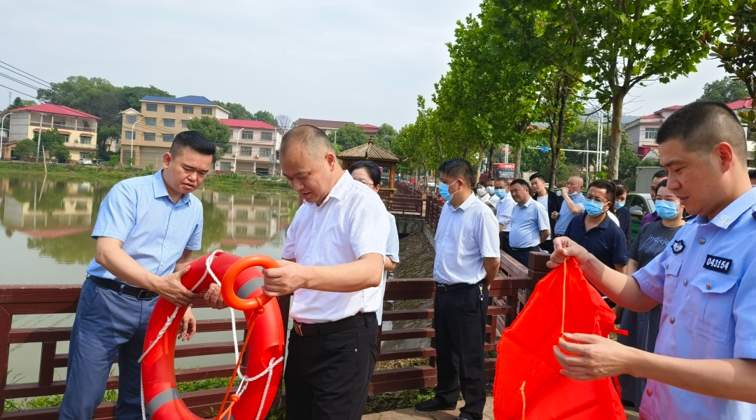 IM电竞 电子竞技平台【上栗县】上栗县召开预防学生溺水、校园安防建设和校园反电诈工作推进会(图2)
