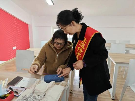 IM电竞 IM电竞app云龙区民间艺术协会开展绳编书签教学(图3)