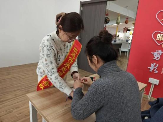 IM电竞 IM电竞app云龙区民间艺术协会开展绳编书签教学(图2)